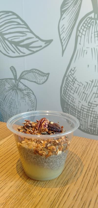 Graine de chia au lait d'amande, purée de kiwi et granola maison - Photo 1