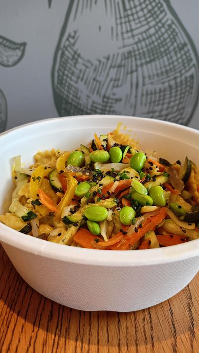 -Linguine, crevette à l'ail, wok de légumes et sauce comme un pad thaï(cacahuète, coriandre, sauce soja, citron, gingembre, piment etc...) - Photo 1
