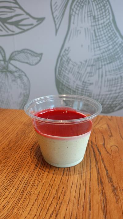 Panacotta pistache au coulis de framboises - Photo 1