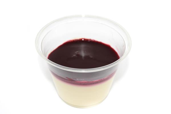 Panacotta vanille et coulis de fruits rouges - Photo 1